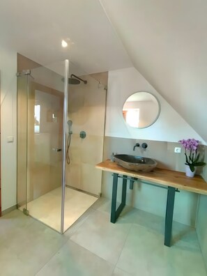 Shower, towels - Holiday Home Rechlin Lake Apartment 2 (Rechlin)