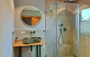 Shower, towels - Holiday Home Rechlin Lake Apartment 3 (Rechlin)