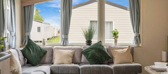 Cozy Coastal Retreat 3-bedroom Lodge at