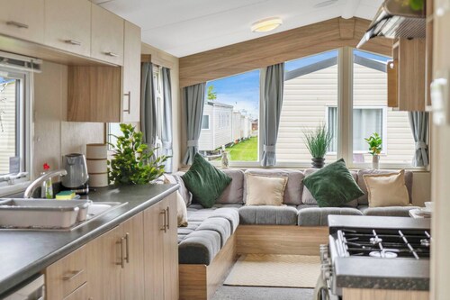 Cozy Coastal Retreat 3-bedroom Lodge at