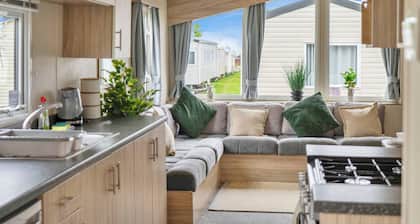 Cozy Coastal Retreat 3-bedroom Lodge at