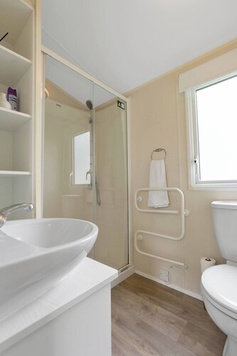 Cozy Coastal Retreat 3-bedroom Lodge at