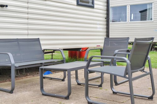 Cozy Coastal Retreat 3-bedroom Lodge at