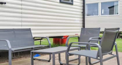 Cozy Coastal Retreat 3-bedroom Lodge at