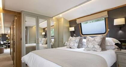 Schwimmendes Wohnboot in Berlin