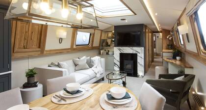 Schwimmendes Wohnboot in Berlin