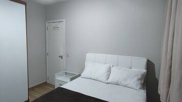 2 slaapkamers, een strijkplank/strijkijzer, internet, beddengoed