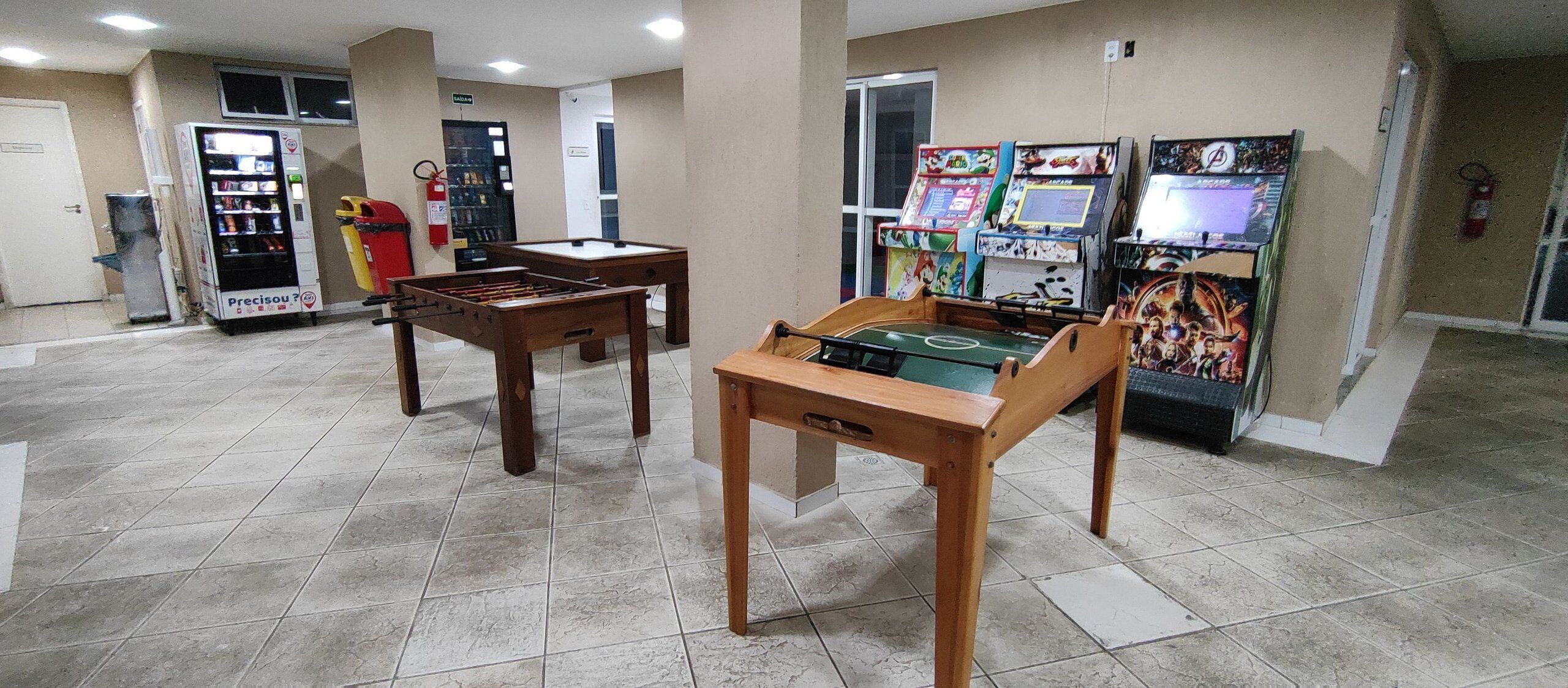 Un hall d’entrée équipé d’un baby-foot, de distributeurs automatiques et de jeux d’arcade.