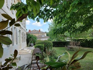 Outdoor dining - Holiday Home “Les Hauts De Font Moure” with Shared Pool, Private Garden & Wi-Fi (Saint-Georges-des-Agoûts)