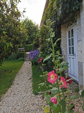 Property grounds - Holiday Home “Les Hauts De Font Moure” with Shared Pool, Private Garden & Wi-Fi (Saint-Georges-des-Agoûts)