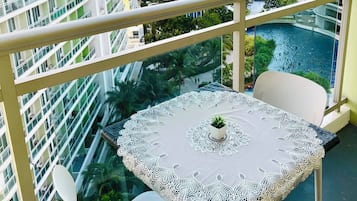 Comfort Condo, Balcony, Beach View | Outdoor dining