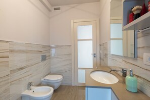 Douche, sèche-cheveux, bidet, serviettes fournies