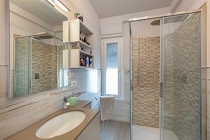 Shower, hair dryer, bidet, towels - The Marino Apartment (Santo Stefano al Mare)