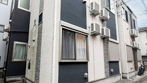 Moderni, kaksikerroksinen rakennus, jossa on tasakatto, suuret ikkunat ja ulkopuolella sijaitsevat ilmastointilaitteet.