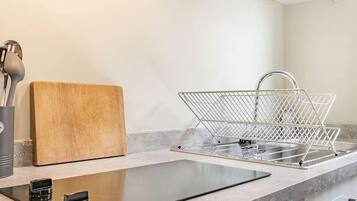 Cafetera o tetera, frigorífico, microondas y horno