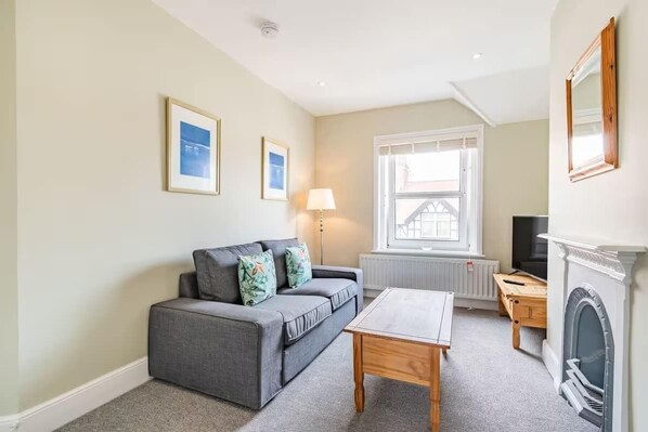 TV, stereo - Sea View Penthouse - Walkable to Beach & Town (Norfolk)