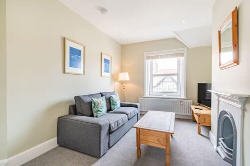 Sea View Penthouse - Walkable to Beach & Town