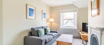 Sea View Penthouse - Walkable to Beach & Town