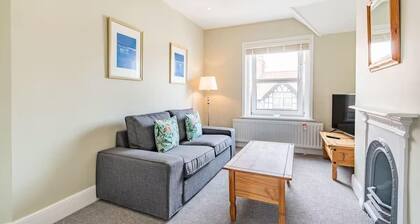 Sea View Penthouse - Walkable to Beach & Town