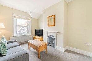 TV, stereo - Sea View Penthouse - Walkable to Beach & Town (Norfolk)