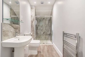 Shower, hair dryer, towels - Sea View Penthouse - Walkable to Beach & Town (Norfolk)