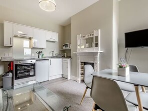 Fridge, microwave, oven, stovetop - Apartment 4 - Beverley House (Norfolk)