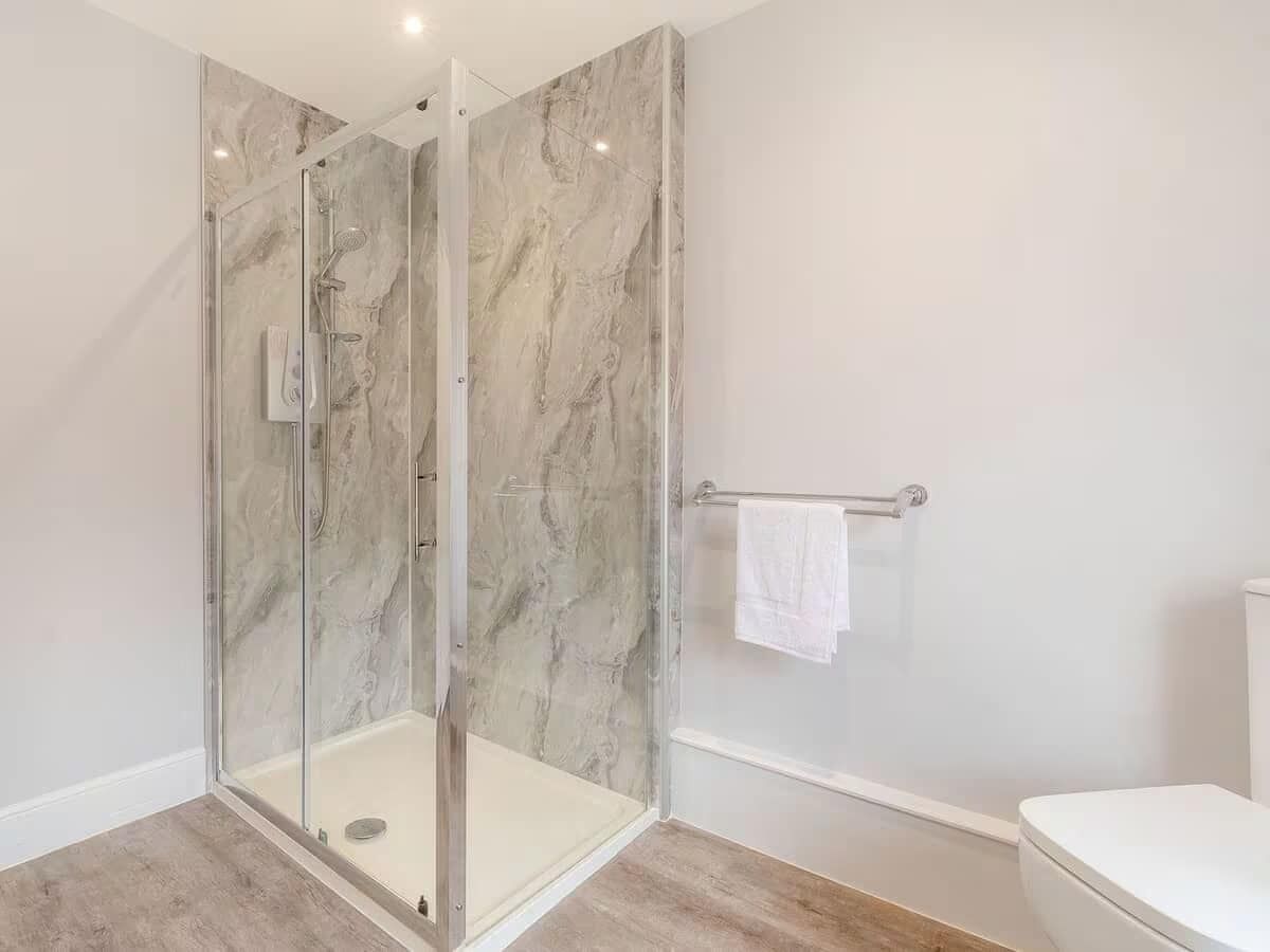 Shower, hair dryer, towels