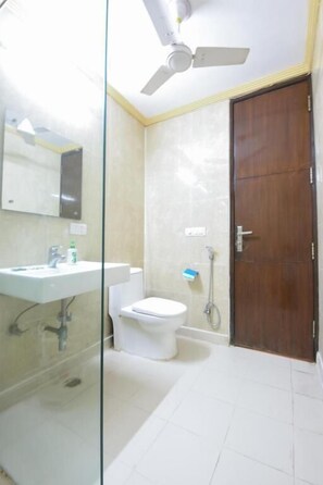 Suite, balkon, uitzicht op stad | Badkamer | Pantoffels