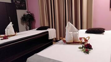 Couples treatment room(s), hot tub, steam room, mud baths, aromatherapy