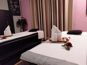 Couples treatment room(s), hot tub, steam room, mud baths, aromatherapy - The Hotel Am Bliss (Gurugram)