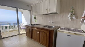 Wasserkocher mit Kaffee-/Teezubehör, Kühlschrank, Toaster