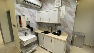 Minikjøleskap, mikrobølgeovn og kjøkkenutstyr