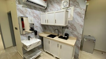 Frigobar, microondas, utensilios de cocina