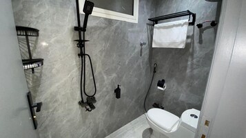 Produtos de toalete grátis, toalhas de banho, sabonete, shampoo