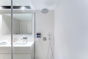 Haartrockner, Handtücher, Seife, Toilettenpapier