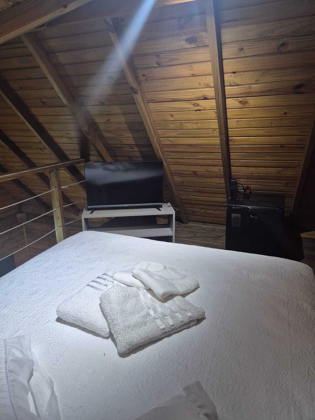 Een strijkplank/strijkijzer, wifi, beddengoed