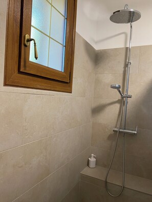 Shower, hair dryer, towels, soap - Large house in Provence, terrace and fireplace (Caumont-sur-Durance)