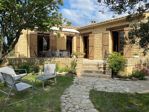Outdoor dining - Large house in Provence, terrace and fireplace (Caumont-sur-Durance)