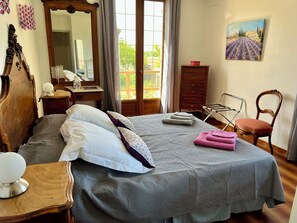 4 bedrooms, iron/ironing board, WiFi, bed sheets - Large house in Provence, terrace and fireplace (Caumont-sur-Durance)