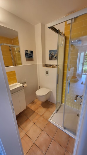 Shower, towels - Apartment 'Hanna' with Private Garden and Wi-Fi (Langeoog)
