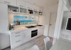 Fridge, microwave, oven, stovetop - Apartment 'Hanna' with Private Garden and Wi-Fi (Langeoog)