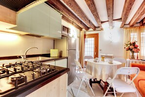 Fridge, microwave, stovetop, dishwasher - Emerald Apartment (Venezia)
