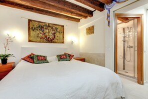 2 habitaciones, tabla de planchar con plancha y wifi gratis 