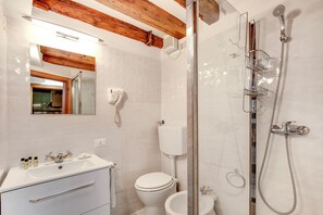 Hair dryer, towels, soap, toilet paper - Emerald Apartment (Venezia)