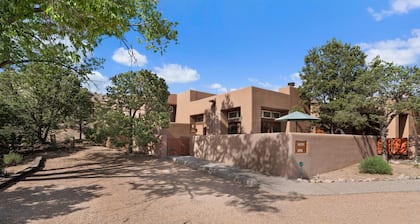 Casa Golondrinas-A Serene Santa Fe Retreat