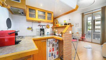 Een koelkast, een microgolfoven, een koffiezetapparaat/waterkoker