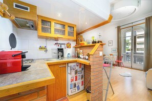 Een koelkast, een microgolfoven, een koffiezetapparaat/waterkoker