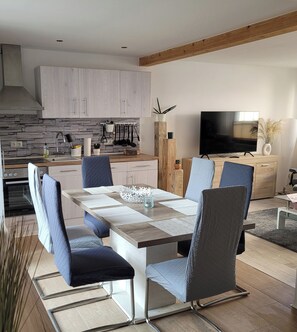 Dining - Modern vacation home "Stadtperle" in a good location! Lots of space with terrace! (Bad Sülze)