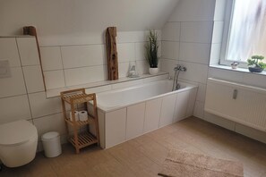 Shower, hair dryer, soap - Modern vacation home "Stadtperle" in a good location! Lots of space with terrace! (Bad Sülze)