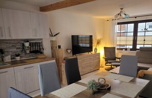 Dining - Modern vacation home "Stadtperle" in a good location! Lots of space with terrace! (Bad Sülze)